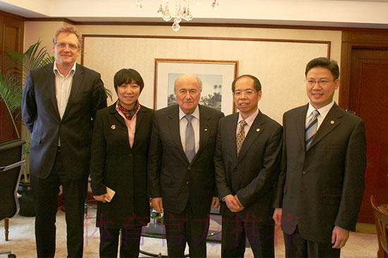 布拉特会见张剑：继续大力支持中国足球