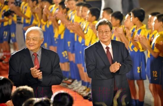 年维泗、容志行获亚足联“金星奖” 年维泗、容志行获亚足联“金星奖”